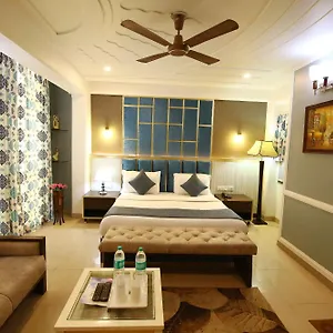 A Family Oppera Near Igi Airport **** Neu-Delhi